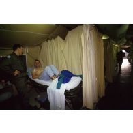 Un médecin français rend visite à un maréchal des logis du 403e bataillon de soutien logistique (403e BSL) blessé lors d'un accident de la route et pris en charge à l'hôpital militaire de l'ONU de Zagreb au camp de Pleso.