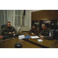 Interview du brigadier Zabranjujem Pusenje, commandant la 5e Armée de la poche de Bihac, au PC du 5e corps à Bihac.
