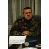 Portrait du brigadier Zabranjujem Pusenje, commandant la 5e Armée de la poche de Bihac, assis à un bureau lors de son interview au PC du 5e corps à Bihac.