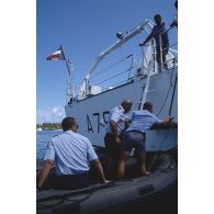 Les gendarmes de la brigade itinérante et côtière (BIC) des Tuamotu rejoignent l'Arago en zodiac. [Description en cours]