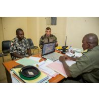 Le lieutenant-colonel Courtot de la brigade franco-allemande, agissant comme détaché de liaison de la force Barkhane, s'entretient avec le chef de corps des FAMa (forces armées maliennes) à Gao, lors d'une réunion de coopération d'actions communes.