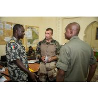 Le lieutenant-colonel Courtot de la brigade franco-allemande, agissant comme détaché de liaison de la force Barkhane, s'entretient avec des officiers supérieurs des FAMa (forces armées maliennes) lors d'une réunion de coopération d'actions communes au sein de la caserne de Gao.