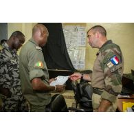 Le lieutenant-colonel Courtot de la brigade franco-allemande, agissant comme détaché de liaison de la force Barkhane, s'entretient avec des officiers supérieurs des FAMa (forces armées maliennes) lors d'une réunion de coopération d'actions communes au sein de la caserne de Gao.