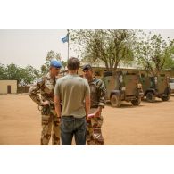Le lieutenant-colonel Courtot de la brigade franco-allemande, agissant comme détaché de liaison de la force Barkhane, s'entretient avec un capitaine français des casques bleus et un membre du personnel civil de la MINUSMA (mission multidimensionnelle des Nations Unies pour la stabilisation au Mali), lors d'une réunion de coopération d'actions communes au sein des quartiers de l'ONU de la caserne de Gao.