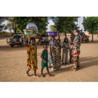 Le lieutenant-colonel Courtot, détaché de liaison de la force Barkhane, rencontre des enfants des environs à la caserne des FAMa (forces armées maliennes) à Gao, au sortir d'une réunion de coopération avec les forces partenaires.