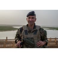 Portrait du lieutenant-colonel Courtot, détaché de liaison de la force Barkhane à Gao, surplombant le fleuve Niger.