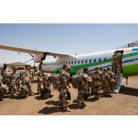 Les soldats du GTD Ouest embarquent à bord d'un avion ATR espagnol de la compagnie aérienne des Canaries, affrêté pour un vol à destination de Niamey au Niger.<br>