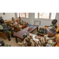 Le général de division Jean-Pierre Palasset, commandant la force Barkhane, accompagné du colonel Jean-Michel Luccitti, son représentant sur place, s'entretient avec le général sénégalais Wade Maname, commandant le secteur-Est pour la MINUSMA (mission multidimensionnelle intégrée des Nations Unies pour la stabilité au Mali), lors de sa visite à Gao.