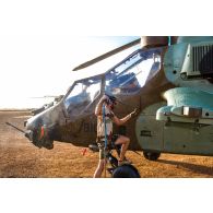 Un mécanicien du 1er RHC du SGAM (sous-groupement aéromobile) Hombori nettoie un hélicoptère Tigre EC-665 au karscher, dans le cadre d'un entretien quoditien sur l'aérodrome de la PFOD (plateforme opérationnelle désert) de Gao.