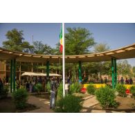 Des élèves de l'école Soeur Geneviève hissent les couleurs maliennes lors d'une cérémonie dans le cadre de sa réouverture.