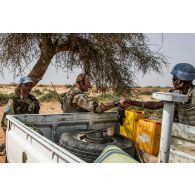 Le chef du DLAO 3 (détachement de liaison et d'appui opérationnel) salue des casques bleus béninois de la MINUSMA (mission multidimensionnelle intégrée des Nations Unies pour la stabilisation au Mali), dans le cadre d'une mission conjointe depuis la BOA (base opérationnelle avancée) d'Ansongo.