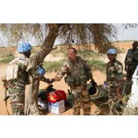 Le chef du DLAO 3 (détachement de liaison et d'appui opérationnel) salue des casques bleus béninois de la MINUSMA (mission multidimensionnelle intégrée des Nations Unies pour la stabilisation au Mali), dans le cadre d'une mission conjointe depuis la BOA (base opérationnelle avancée) d'Ansongo.