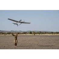 Lancer d'un DRAC (drone de reconnaissance au contact) par un soldat du GT As de Trèfle (groupement tactique) depuis la BOA (base opérationnelle avancée) de Tabankort, dans le cadre de l'opération Tudelle.