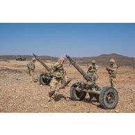Mise en batterie de mortiers MO 120 RT modèle F1 par des servants de l'équipe de la SAM (section appui mortier) dans la région des Adrars, dans le cadre de l'opération Tudelle.
