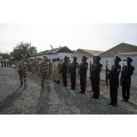 Le colonel Renaud de l'Estoile, ancien chef de corps du 1er RCH, accompagne un colonel des fusiliers commandos de l'air lors d'une revue des troupes du PCIAT en présence de soldats tchadiens, dans le cadre de la cérémonie du 11 novembre 2014 sur la place d'armes du camp Sergent-chef Adji Kosseï, à N'Djamena.