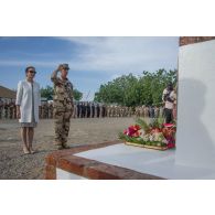 Le général de division Jean-Pierre Palasset, commandant la force Barkhane, inaugure une stèle dédiée aux soldat morts pour la France dans la région, en compagnie de madame Evelyne Decorps, ambassadrice de la France au Tchad, lors de la cérémonie du 11 novembre 2014 sur la place d'armes du camp Sergent-chef Adji Kosseï, à N'Djamena.