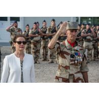 Le général de division Jean-Pierre Palasset, commandant la force Barkhane, inaugure une stèle dédiée aux soldat morts pour la France dans la région, en compagnie de madame Evelyne Decorps, ambassadrice de la France au Tchad, lors de la cérémonie du 11 novembre 2014 sur la place d'armes du camp Sergent-chef Adji Kosseï, à N'Djamena.