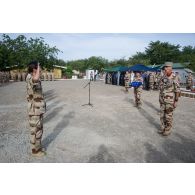 Le lieutenant-colonel Catherine Busch, chef du BOI (bureau opérations instruction) du 19e RG, salue le général de division Jean-Pierre Palasset, commandant la force Barkhane, dans le cadre d'une remise de la médaille de l'ordre national du mérite, lors de la cérémonie du 11 novembre 2014 sur la place d'armes du camp Sergent-chef Adji Kosseï, à N'Djamena.