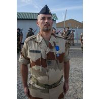 Portrait du lieutenant-colonel de l'armée de l'Air Jean-Christophe Quandieu, décoré de la médaille de l'ordre national du mérite lors de la cérémonie du 11 novembre 2014 sur la place d'armes du camp Sergent-chef Adji Kosseï, à N'Djamena.