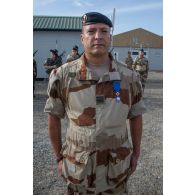 Portrait d'un commandant du corps technique et administratif, décoré de la médaille de l'ordre national du mérite lors de la cérémonie du 11 novembre 2014 sur la place d'armes du camp Sergent-chef Adji Kosseï, à N'Djamena.