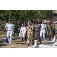 Le général de division Jean-Pierre Palasset, commandant la force Barkhane, accompagné d'une délégation d'autorités civiles et militaires françaises et tchadiennes, se rend au cimetière de Farcha, dans la périphérie de N'Djamena, lors de la cérémonie du 11 novembre 2014.
