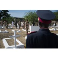 Hommage aux morts au cimetière de Farcha dans la périphérie de N'Djamena, lors de la cérémonie du 11 novembre 2014.