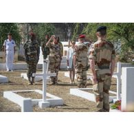 Le général de division Jean-Pierre Palasset, commandant la force Barkhane, accompagné d'une délégation d'autorités civiles et militaires françaises et tchadiennes, salue un officier lors de la cérémonie du 11 novembre 2014 au cimetière de Farcha, dans la périphérie de N'Djamena.