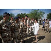 Madame Evelyne Decorps, ambassadrice de la France au Tchad, accompagnée du général de division Jean-Pierre Palasset, commandant la force Barkhane, salue des soldats lors de la cérémonie du 11 novembre 2014 au cimetière de Farcha, dans la périphérie de N'Djamena.
