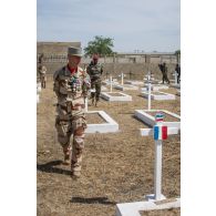 Le général de division Jean-Pierre Palasset, commandant la force Barkhane, accompagné d'une délégation d'autorités civiles et militaires françaises et tchadiennes, visite le cimetière de Farcha, dans la périphérie de N'Djamena, lors de la cérémonie du 11 novembre 2014.