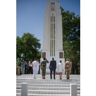 Sonnerie aux morts lors de la cérémonie du 11 novembre 2014 au monument Félix Eboué, dans le centre-ville de N'Djamena, en présence du général de division Jean-Pierre Palasset, commandant la force Barkhane et madame Evelyne Decorps, ambassadrice de la France au Tchad.