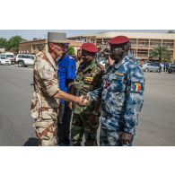 Le général de division Jean-Pierre Palasset, commandant la force Barkhane, s'entretient avec des généraux tchadiens, lors de la cérémonie du 11 novembre 2014 au monument aux morts Félix Eboué, dans le centre-ville de N'Djamena.