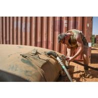 Un soldat de la section eau énergie vérifie l'étanchéité d'un bac souple lors des travaux de constructions de la nouvelle BOA (base opérationnellele avancée) de Madama.