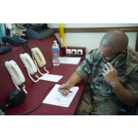 Un opérateur radio du 3e régiment étranger d'infanterie (3e REI) travaille au poste de commandement de Pariacabo, en Guyane française.