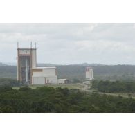 La fusée Ariane 5 dans le bâtiment d'assemblage final (BAF) lors de son transfert vers la zone de lancement du centre spatial guyanais (CSG) à Kourou, en Guyane française.