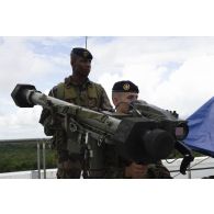 Des artilleurs du 68e régiment d'artillerie d'Afrique (68e RAA) déploient un poste de tir Mistral pour assurer la sécurité aérienne autour du centre spatial guyanais (CSG) à Kourou, en Guyane frrançaise.