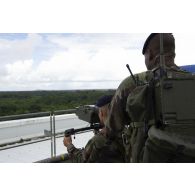 Des artilleurs du 68e régiment d'artillerie d'Afrique (68e RAA) déploient un poste de tir Mistral pour assurer la sécurité aérienne autour du centre spatial guyanais (CSG) à Kourou, en Guyane frrançaise.