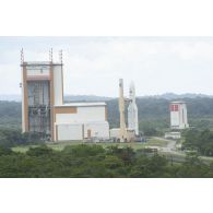 La fusée Ariane 5 dans le bâtiment d'assemblage final (BAF) lors de son transfert vers la zone de lancement du centre spatial guyanais (CSG) à Kourou, en Guyane française.