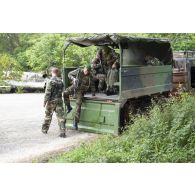 Des légionnaires du 3e régiment étranger d'infanterie (3e REI) débarquent d'un véhicule articulé chenillé (VAC) Bandvagn 206 pour une patrouille à Kourou, en Guyane française.