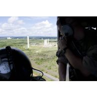 Un chef de section du 3e régiment étranger d'infanterie (3e REI) sécurise le site de lancement du centre spatial guyanais à bord d'un hélicoptère Puma SA-330 à Kourou, en Guyane française.