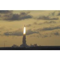 Lancement de la fusée Ariane 5 depuis le site du centre spatial guyanais (CSG) à Kourou, en Guyane française.