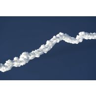 Traînée nuageuse provoquée par le passage de la fusée Ariane 5 depuis le site de lancement du centre spatial guyanais (CSG) à Kourou, en Guyane française.