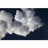 Traînée nuageuse provoquée par le passage de la fusée Ariane 5 après le lancement depuis le site du centre spatial guyanais (CSG) à Kourou, en Guyane française.