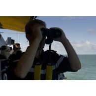 Le capitaine de corvette Egide Brunet observe une intervention en haute mer en passerelle de La Gracieuse, en Guyane française.