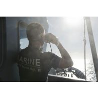 Un marin observe une intervention en haute mer depuis la passerelle de La Gracieuse, en Guyane française.