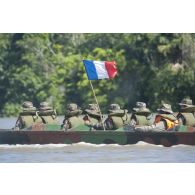 Des marsouins du 9e régiment d'infanterie de marine (9e RIMa) patrouillent à bord de leurs pirogues sur le fleuve Maroni, en Guyane française.