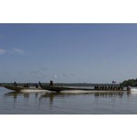 Des marsouins du 9e régiment d'infanterie de marine (9e RIMa) accompagnés de gendarmes patrouillent à bord de leurs pirogues sur le fleuve Maroni, en Guyane française.