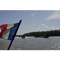 Des gendarmes accompagnent les marsouins du 9e régiment d'infanterie de marine (9e RIMa) pour une patrouille fluviale sur le fleuve Maroni, en Guyane française.