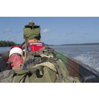 Un piroguier du 9e régiment d'infanterie de marine (9e RIMa) dirige sa pirogue sur le fleuve Maroni, en Guyane française.