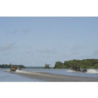 Des gendarmes accompagnent les marsouins du 9e régiment d'infanterie de marine (9e RIMa) pour une patrouille fluviale sur le fleuve Maroni, en Guyane française.