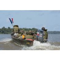 Des marsouins du 9e régiment d'infanterie de marine (9e RIMa) patrouillent à bord de leurs pirogues sur le fleuve Maroni, en Guyane française.